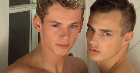 Helmut, Christian Lundgren, Hoyt y Jerome se follan en el baño