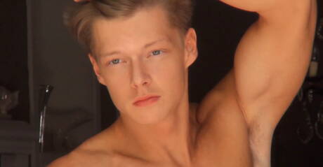 Helmut, Christian Lundgren, Hoyt y Jerome se follan en el baño