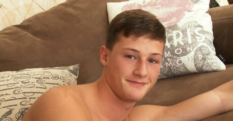 Der attraktive Alec Morrison hat Spaß unter einer heißen Dusche