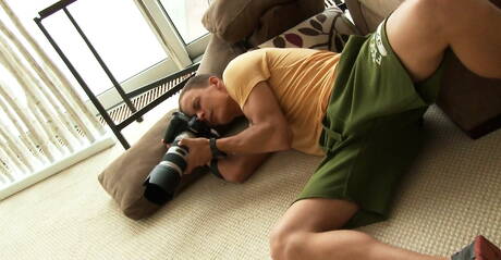 Der attraktive Alec Morrison hat Spaß unter einer heißen Dusche