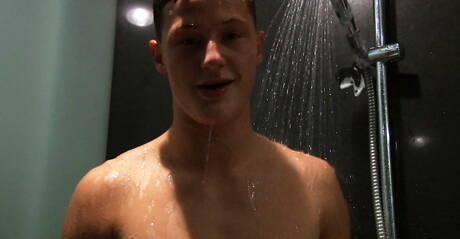 Der attraktive Alec Morrison hat Spaß unter einer heißen Dusche