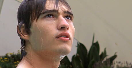 スロバキアのホットなトゥインク、キーラン・ベニングとスウェーデンのスタッド、スティーブ・スカルスガルドがプールでヌードポーズをとり、セクシーなお尻を披露