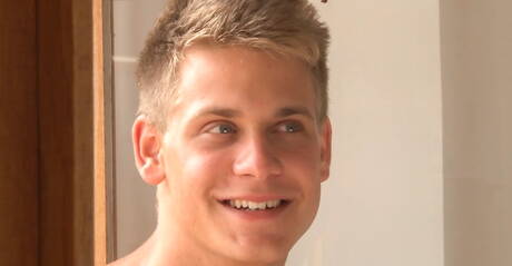 El hombre fuerte checo Mark Sullivan juega con una polla al aire libre