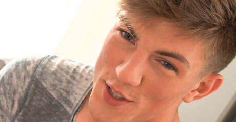 Czech muscular Kirk Gauguin jerk off his dick in shower