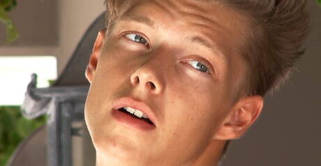 Der attraktive Tscheche Christian Lundgren wichst seinen Schwanz im Freien