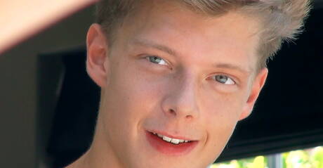 Der attraktive Tscheche Christian Lundgren wichst seinen Schwanz im Freien