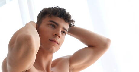 Der muskulöse Aiden Gleeson neckt seinen Schwanz