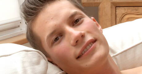 Czeski muskularny Mael Gauthier masturbuje się