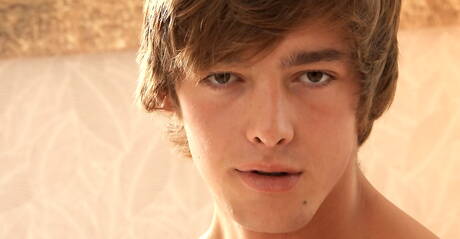 Tsjechische gespierde Helmut Huxley speelt met zijn pik