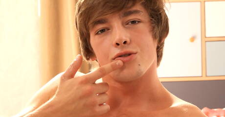 Tsjechische gespierde Helmut Huxley speelt met zijn pik