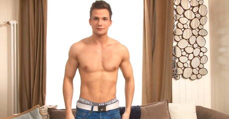 Il muscoloso Maxime Balfour stuzzica il suo cazzo