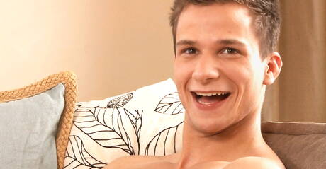 Il muscoloso Maxime Balfour stuzzica il suo cazzo