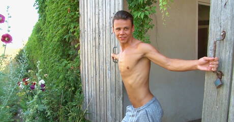 Beefy Ansel Reid jerk off outdoor