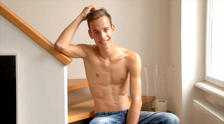 年輕小夥 Toby Gibbins 在淋浴時自慰