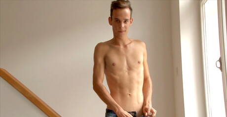 年輕小夥 Toby Gibbins 在淋浴時自慰