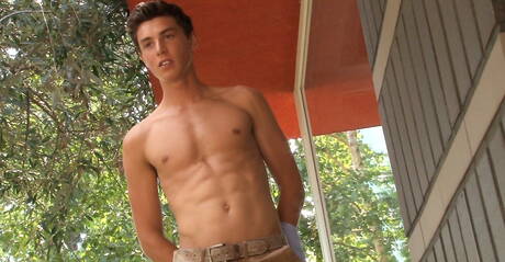 Muskularny Mason Durant masturbuje się na zewnątrz