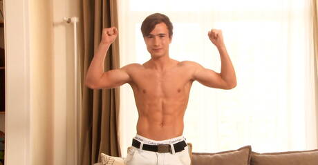 筋肉質なイーサン・パリッシュが裸でポーズをとり、セクシーなお尻を披露