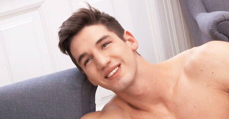 Byk Lonnie Jenkins masturbuje się swoim penisem