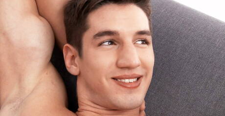 Byk Lonnie Jenkins masturbuje się swoim penisem