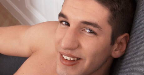 Byk Lonnie Jenkins masturbuje się swoim penisem