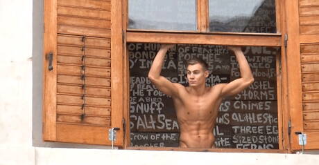 Der tschechische, muskulöse Torsten Ullman und der slowakische, muskulöse Nils Tatum posieren nackt und zeigen draußen ihren knackigen Hintern