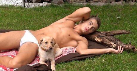 Der tschechische, muskulöse Torsten Ullman und der slowakische, muskulöse Nils Tatum posieren nackt und zeigen draußen ihren knackigen Hintern