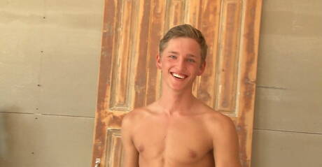 Amerykański gorący młodzieniec Jarrod Lanvin masturbuje się swoim penisem