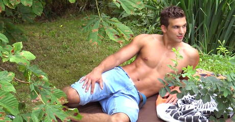 健壯的Jayden Guillory在戶外挑逗他的雞巴