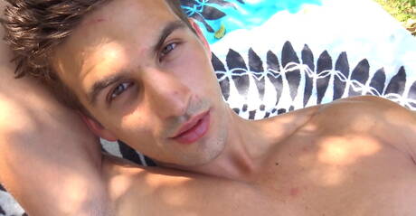 健壯的Jayden Guillory在戶外挑逗他的雞巴