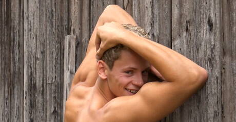 Czeskie gwiazdy, dobrze zbudowane Helmut Huxley i muskularny Jerome Exupery, rozkoszują się w łazience