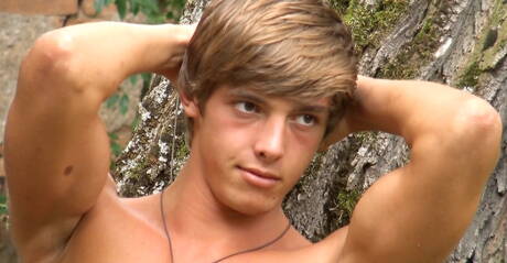 Czeskie gwiazdy, dobrze zbudowane Helmut Huxley i muskularny Jerome Exupery, rozkoszują się w łazience