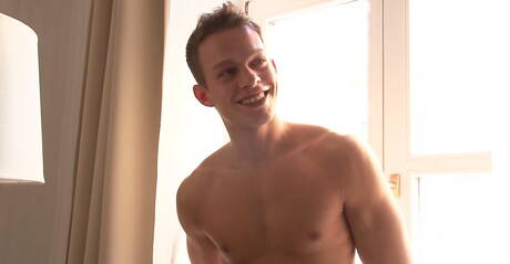 Der muskulöse Tscheche Orri Aasen neckt seinen Schwanz