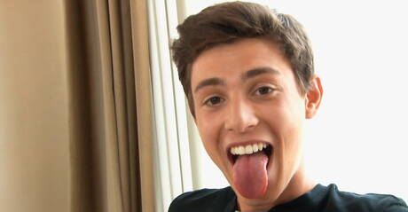 Ładny chłopak Mason Durant masturbuje się