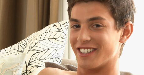 Ładny chłopak Mason Durant masturbuje się