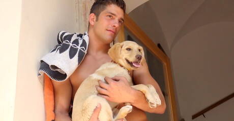 Tsjechische pornosterren Ariel Vanean en stoere kerel Marc Ruffalo kleden zich uit en laten hun mooie kont zien in bad