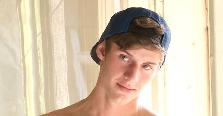 Przystojny facet Michael Seberg masturbuje się