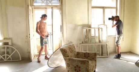 Przystojny facet Michael Seberg masturbuje się