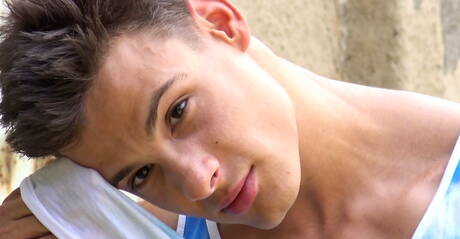 Der russische, muskulöse Andrei Karenin und der lateinamerikanische, muskulöse Miguel Estevez machen einen tollen Handjob in der heißen Dusche