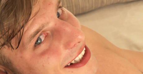 Lo stallone Aaron Hartley stuzzica il suo cazzo