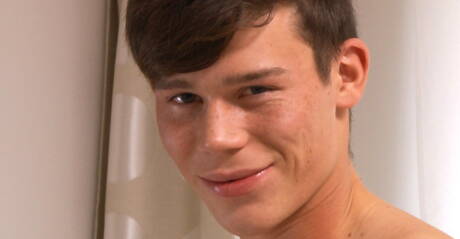 Der bullige Archie Keynes neckt seinen Schwanz