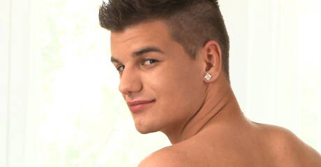 Il giovane ragazzo Kai Girard stuzzica il suo cazzo