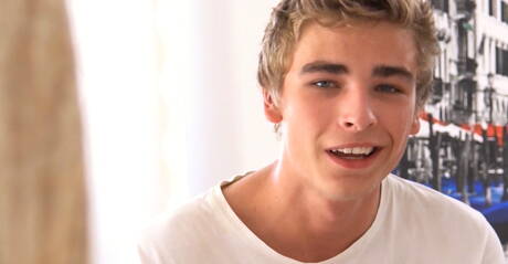 De gespierde Matthieu Corne masturbeert