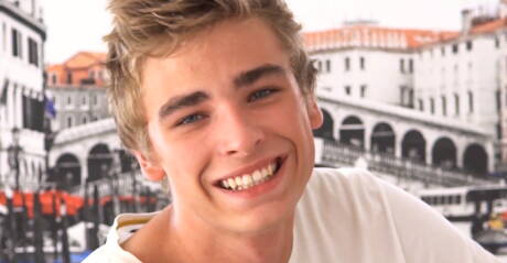 Belami Online: Husky guy Matthieu Corne masturbating