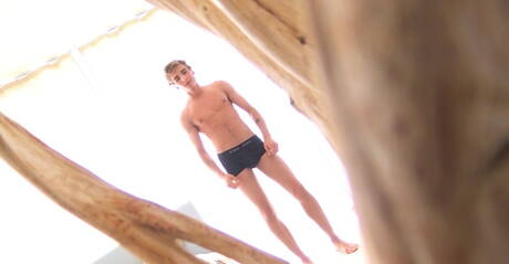 De gespierde Matthieu Corne masturbeert