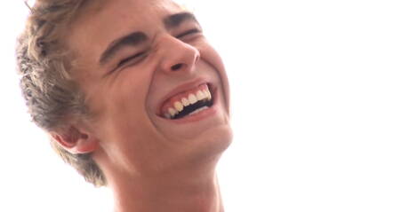 De gespierde Matthieu Corne masturbeert