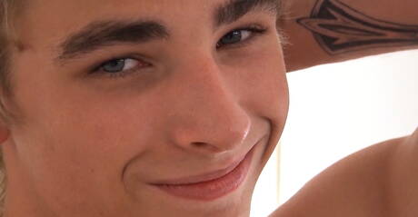 De gespierde Matthieu Corne masturbeert