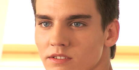 Sterke stier Rufus Lecoeur speelt met dildo in de keuken