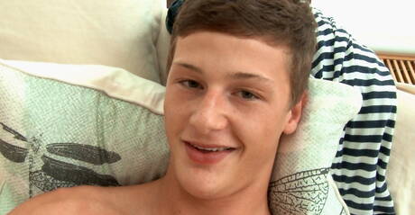 O musculoso Alec Morrison masturbando seu pau