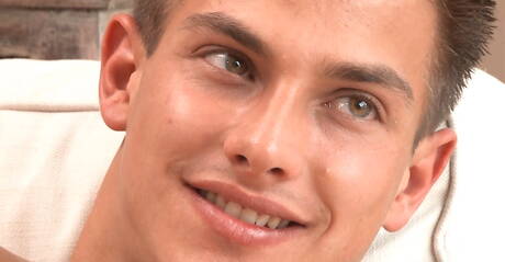 Kulturysta Miles Aiken drażni swojego penisa