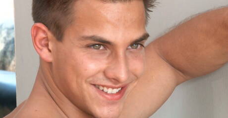 Kulturysta Miles Aiken drażni swojego penisa